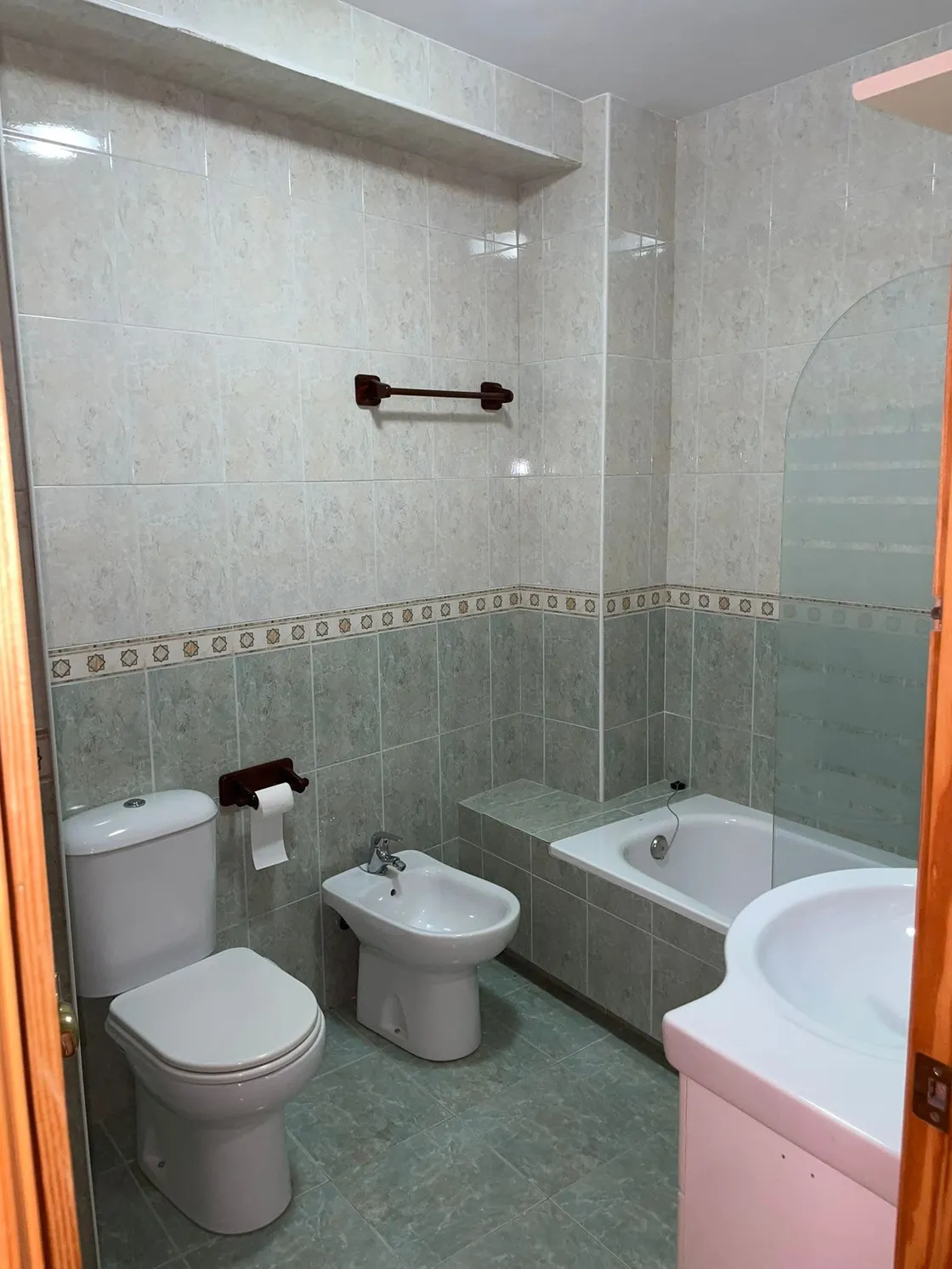 Baño completo con ducha en casa rural de Jaén, ideal para estancias cómodas en grupo.