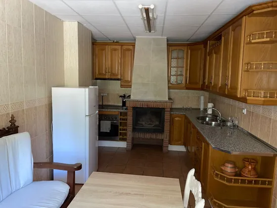 Cocina equipada con horno, microondas y todo el menaje necesario.
