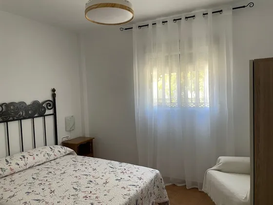 Espacio acogedor con cama doble, ideal para familias o grupos de amigos.