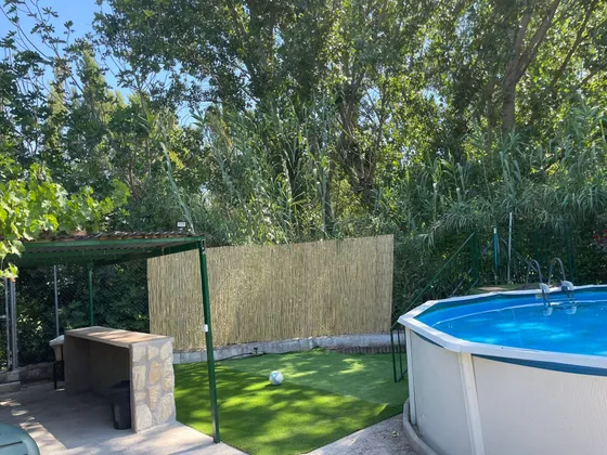 Piscina privada rodeada de naturaleza, ideal para verano en Jaén.