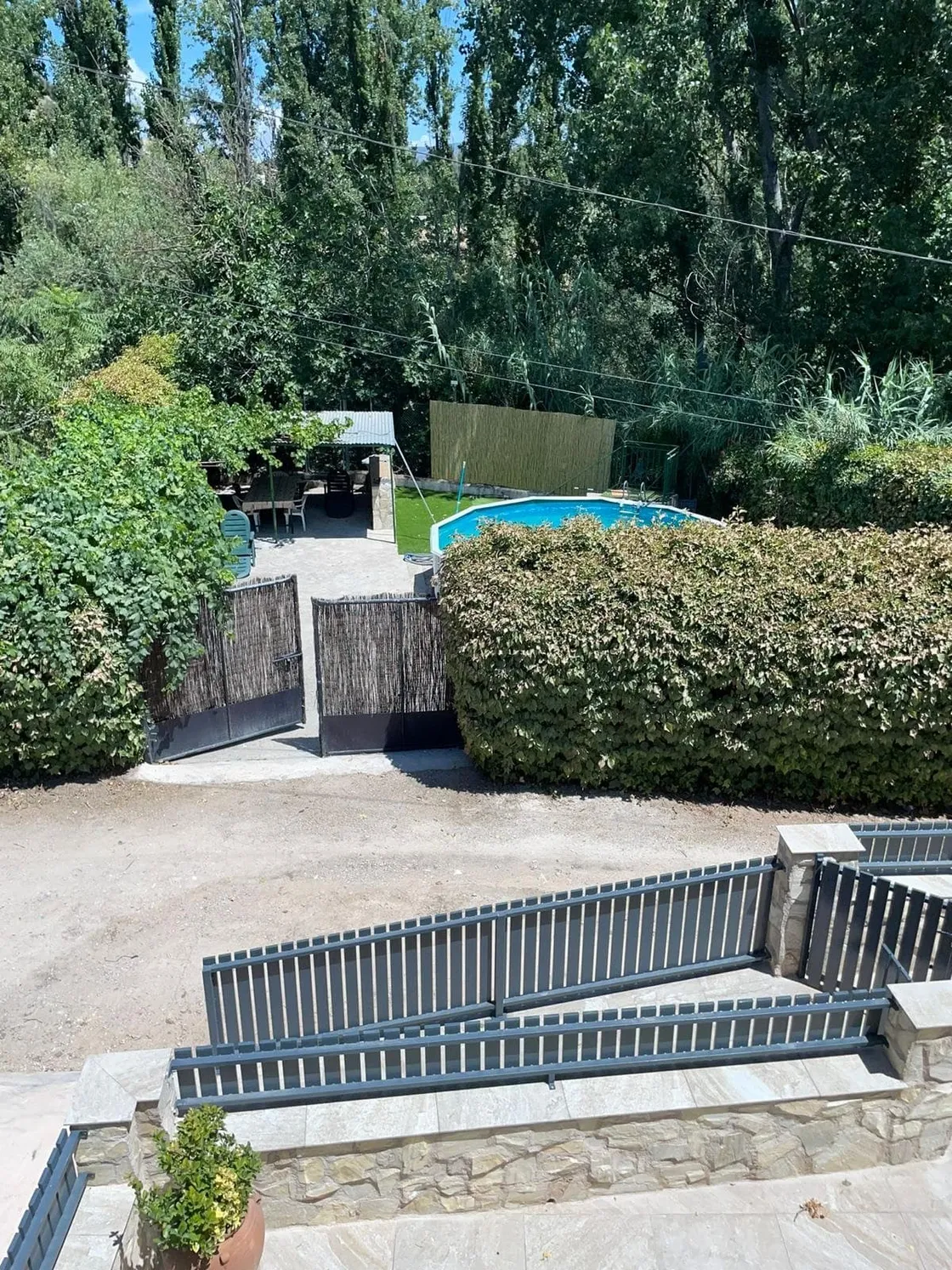 Piscina al aire libre en casa rural con vistas al río Guadalquivir.