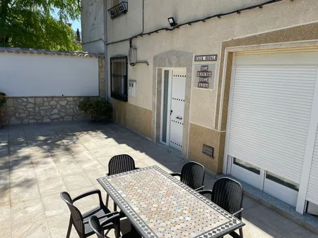 Salón con terraza y cocina equipada