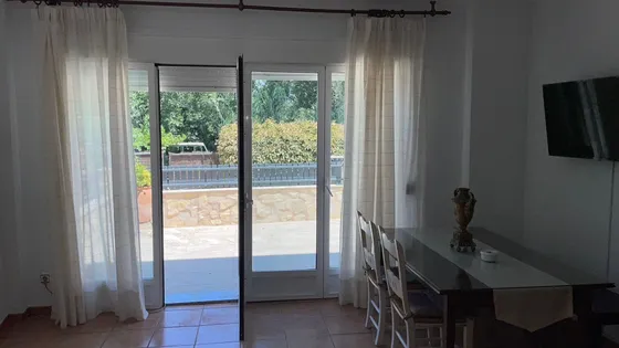 Zona de estar con luz natural y acceso directo a la terraza.